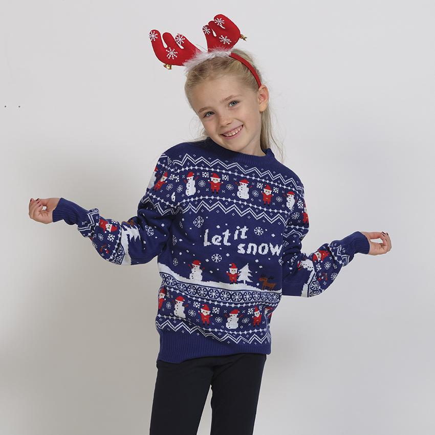 Un bambino che indossa un maglione natalizio blu con la citazione